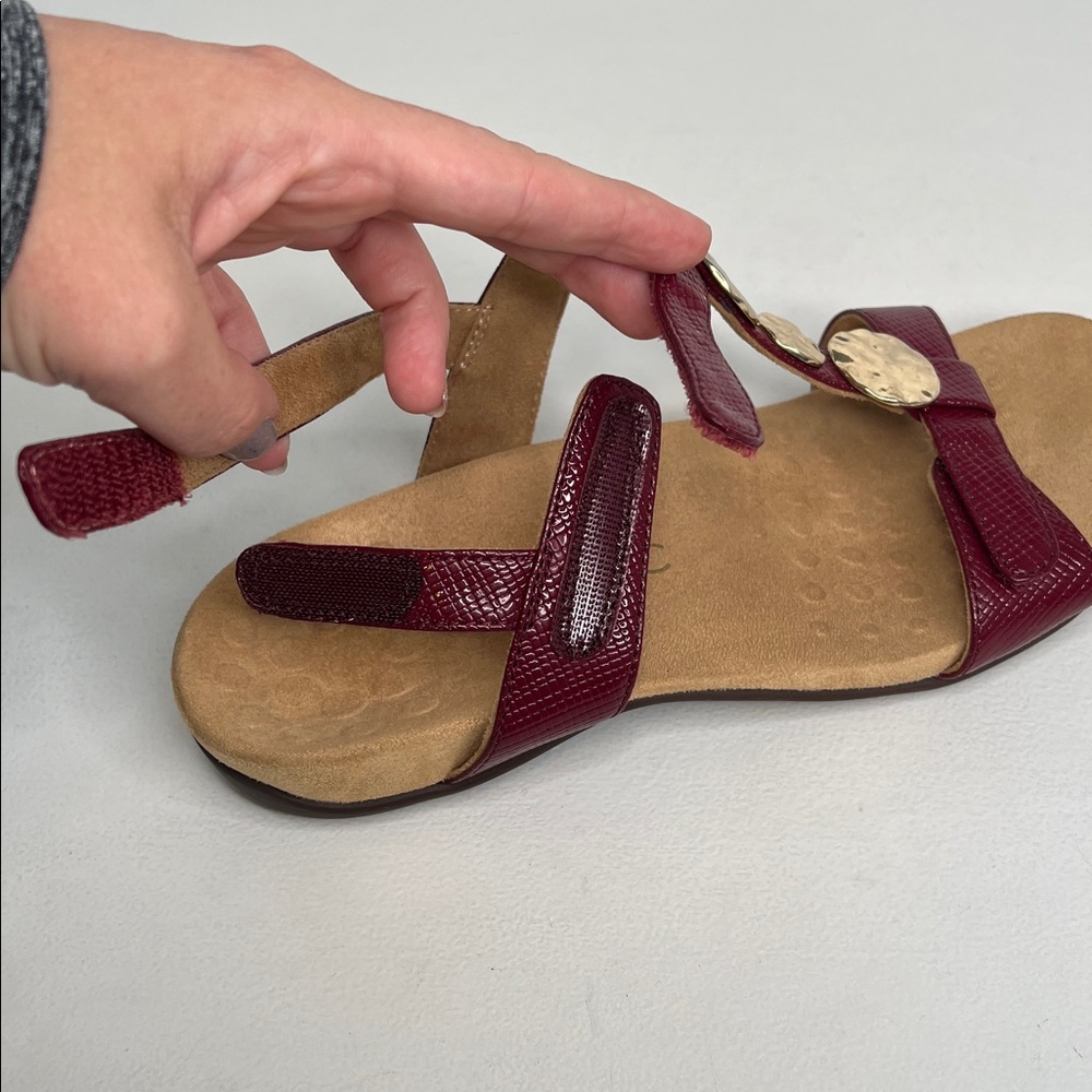 Vionic Farra Lizard Red Faux Leather Embossed Gold Metal Medallion Sandals 8 - Picture 5 of 10